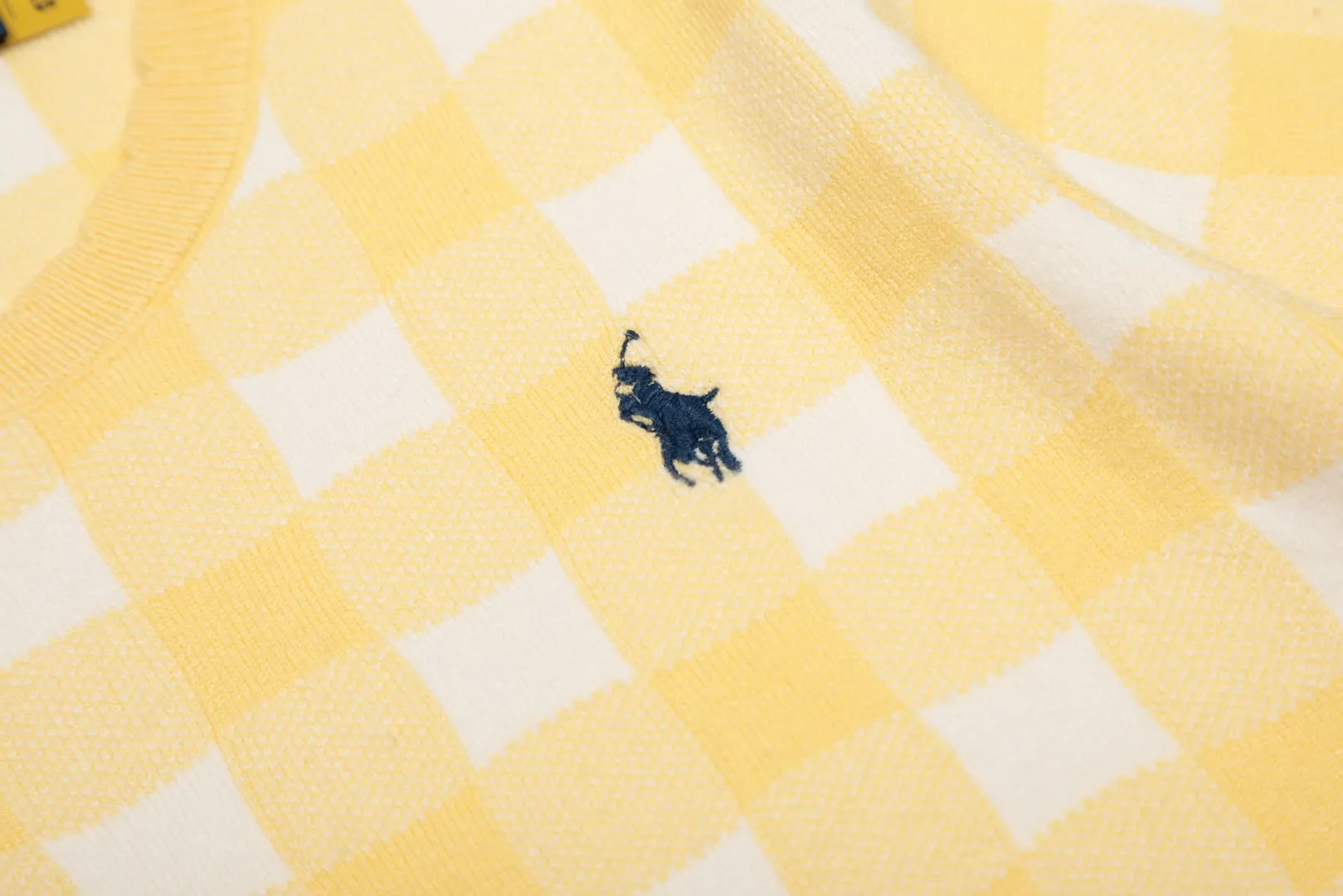 P150 💰 "Top quality" Style number: DS215# (on sale all year round) [Ralph Lauren plaid jacquard basic pony embroidered logo knitted round neck short sleeves] ✅Ralph Lauren Ralph Lauren all-match goddess style plain plaid knitted round neck pullover short sleeves for all seasons ✅Main provider of platform live broadcast Wholesale entities ✅ZP quality 1:1 version Scan the code to enter the GF website Counter quality ✅Detailed quality The only one in Guangzhou Imported quality cotton yarn, focusing on high-end, cost-effective, good quality needless to say ✅The version restores the original version, loose, comfortable and stress-free, simple is high-end, classic is eternal, ✅The upper body is simple and easy to match, a must-have for goddess ootd. Good-looking clothes are never picky. A must-have in the goddess' wardrobe. Size: S-L Color: Navy Gray Yellow Pink Light Blue Red